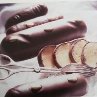 Edelmarzipan-Brot mit Zartbitterschokolade