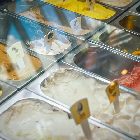 Auslage mit verschiedenen Eiscreme-Geschmacksrichtungen