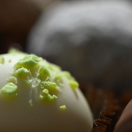 Gemischte Gourmet-Pralinen mit verschiedenen Toppings