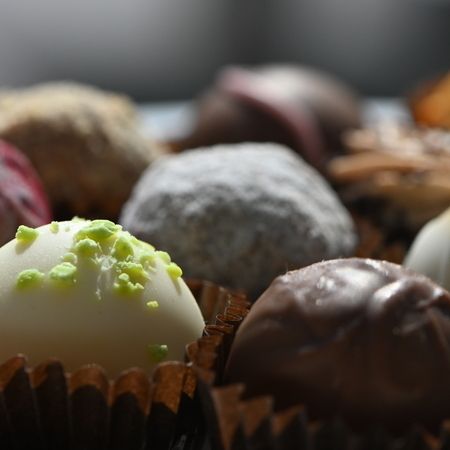 Gemischte Gourmet-Pralinen mit verschiedenen Toppings