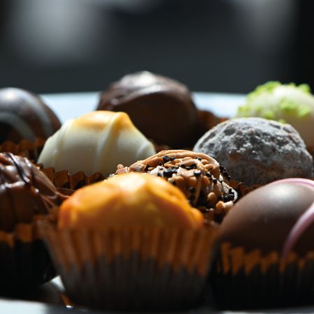 Gemischte Gourmet-Pralinen mit verschiedenen Toppings